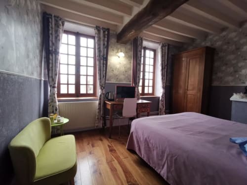 Chambre La Seine au Le Coin des Artistes B&B avec lit double, espace de travail, fenêtres sur jardin et parquet