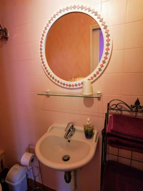 Lavabo de salle de bain avec miroir rond décoratif à Le Coin des Artistes, chambre Nymphéas en France