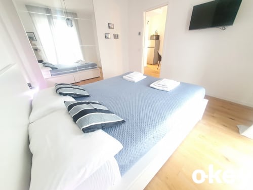 Camera moderna in appartamento fronte mare a Bari con letto matrimoniale, TV e vista sul mare