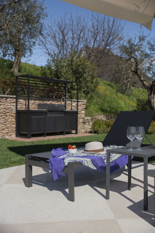 Sedute esterne in terrazza a Le Selve Hilltop Pool Villa a Toscolano Maderno con lettino, tavolo e vista sul giardino