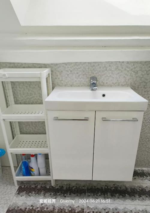 Lavabo de salle de bain moderne avec meuble blanc et rangements, Le Coin des Artistes B&B, Giverny, France