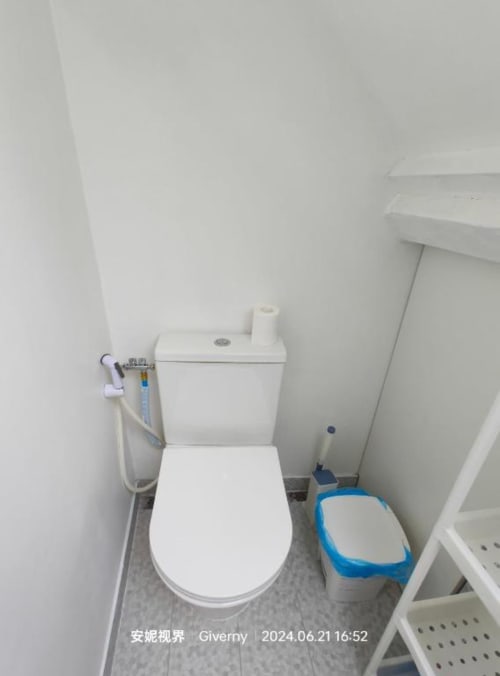 Petite salle de bain avec toilettes et bidet blancs dans la chambre d'hôtes Le Coin des Artistes, Grenier
