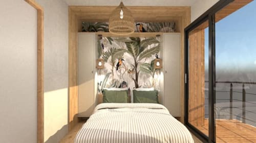 Chambre Villa Acacia aux Villas de Jade à Saint-Brevin avec papier peint botanique, mobilier bois et accès terrasse