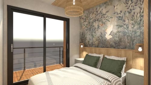 Chambre Villa Acacia aux Villas de Jade : papier peint floral, coussins verts, vue sur le jardin et luminaire suspendu en rotin