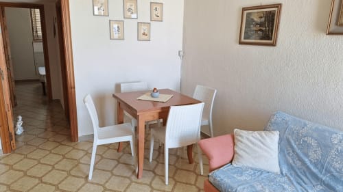Zona living con tavolo da pranzo e divano presso l'hotel Santa Cesarea Vacanze a Santa Cesarea Terme, Italia