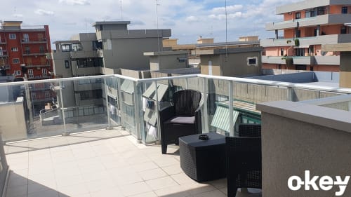 Ampia terrazza panoramica con posti a sedere al B&B Bari Centro, con vista sulla città di Bari e sul mare