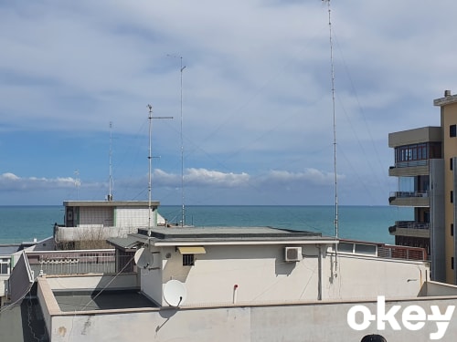 Terrazza di appartamento sul lungomare di Bari con vista sul mare, torri antenna e costa adriatica