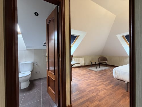 Dormitorio abuhardillado con cama twin y vistas al mar en Hotel Puerto De Candás, Asturias, con baño privado