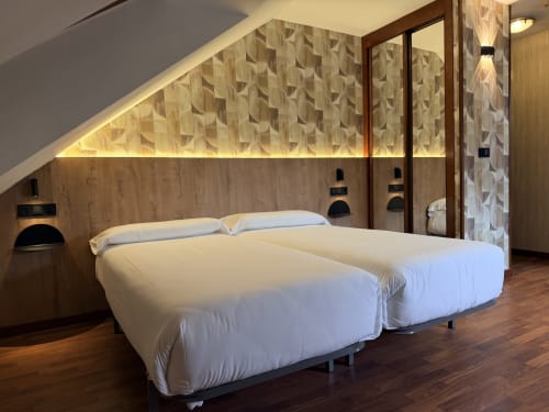 Moderno dormitorio doble en Hotel Puerto De Candás en Asturias con camas blancas, detalles en madera e iluminación ambiental
