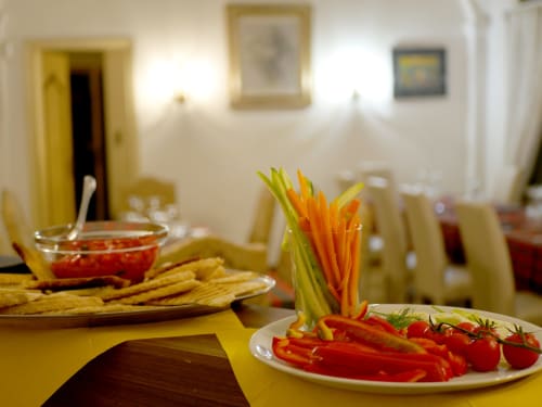 Amuse-bouche avec légumes frais et gressins servis au Bresbot B&B à Bressana