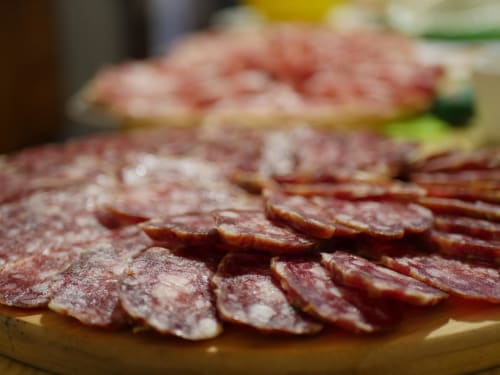Plateau de charcuteries et saucissons tranchés à Bresbot B&B, Bressana, Pavie, Italie