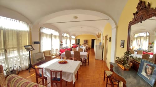 Sala da pranzo del Bresbot B&B a Bressana con soffitti a volta, pareti gialle e arredamenti in legno