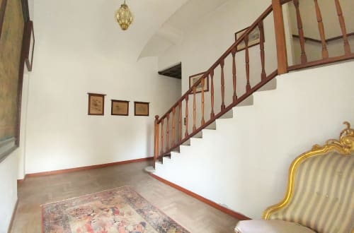 Elegante scala della struttura Bresbot B&B a Bressana, con ringhiere in legno e arredamento d'epoca