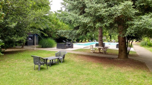 Area lounge del giardino Bresbot B&B con sedute, accesso alla piscina e alberi ombrosi a Bressana