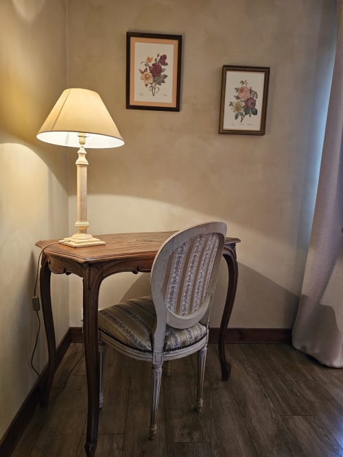 Bureau élégant avec lampe de table et chaise rembourrée dans la chambre du Château de Ribourdin, Chevannes