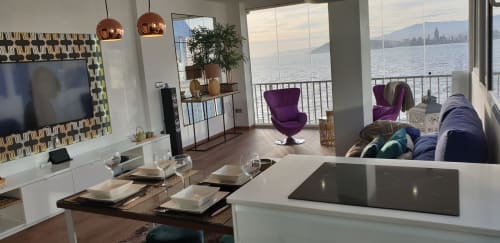 Apartamento de lujo con 2 dormitorios en Portofino Playa, vista al mar, sala moderna, comedor y balcón frente al agua