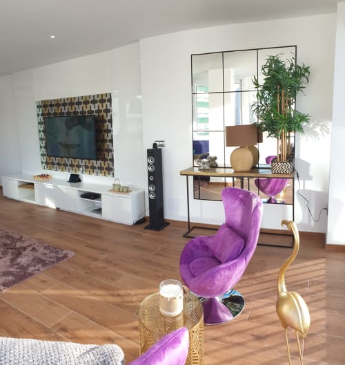 Sala de estar moderna en Portofino Playa Apartamentos con sillón púrpura, TV de pantalla plana y balcón con vista al mar