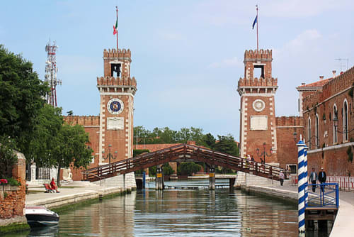 Canale veneziano con torri gemelle in mattoni e ponte in legno, Mappamondi B&B a Venezia
