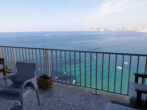 Vista de balcón del apartamento Portofino Playa con vistas al Mar Mediterráneo y el skyline de la ciudad costera