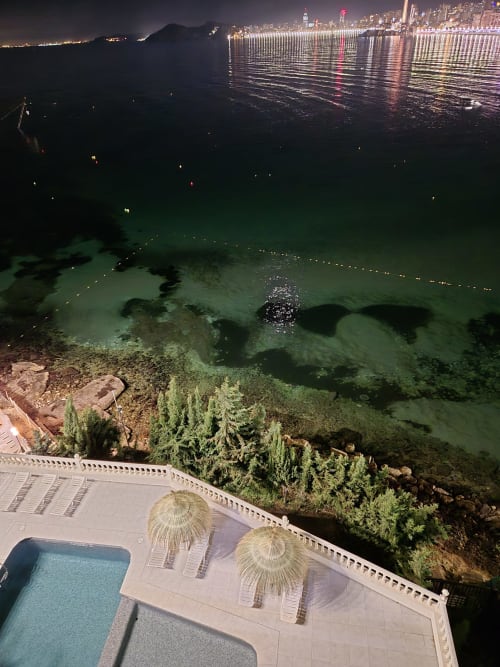 Vista nocturna desde el balcón de Portofino Playa con panorámica de la costa mediterránea iluminada, playas y luces de la ciudad