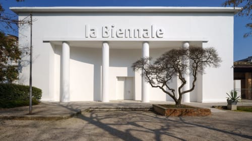 L'ingresso del padiglione della Biennale di Venezia con colonne bianche e antico albero presso la Mappamondi B&B