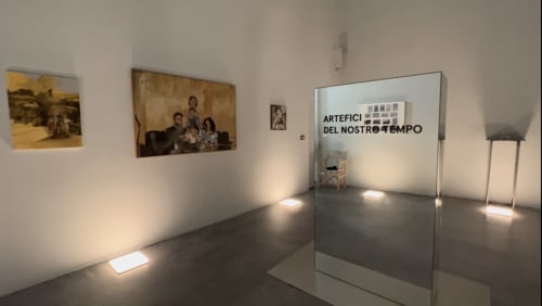 Spazio espositivo di arte moderna nella galleria di Mappamondi B&B a Venezia con opere incorniciate e pannelli illuminati