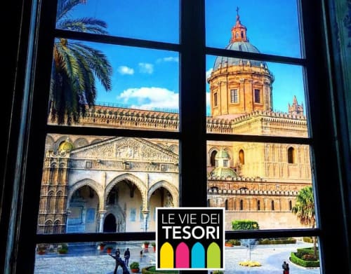 Vista dalla finestra di Mappamondi B&B Venezia sulla storica cattedrale di Palermo con cupola dorata e chiostro ad archi