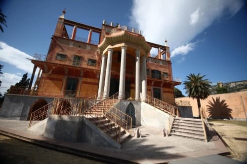 Ingresso del Mappamondi B&B Venezia con facciata in terracotta, colonne bianche e palme sotto cielo blu