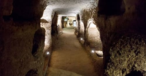 Corridoio storico in pietra con soffitti a volta presso Mappamondi B&B, Venezia, Italia