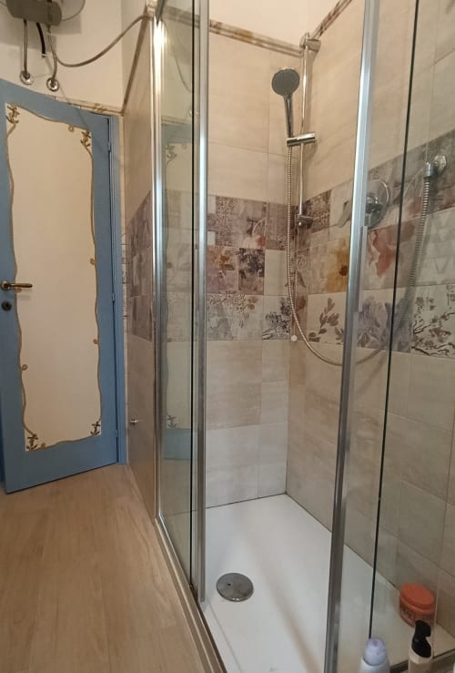 Moderna doccia in vetro con piastrelle decorative in Casa Valentina, Ancona