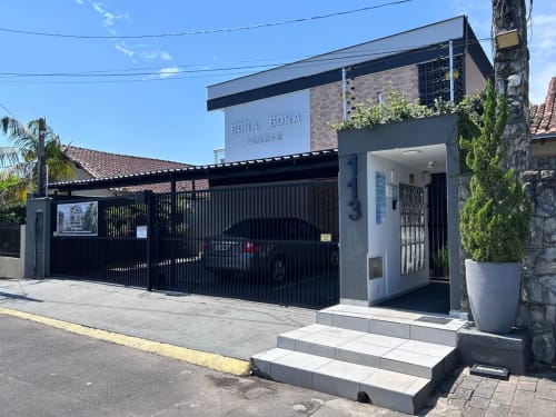 Entrada do edifício residencial Bora Bora em Costa e Silva, Joinville, com portão preto e fachada moderna