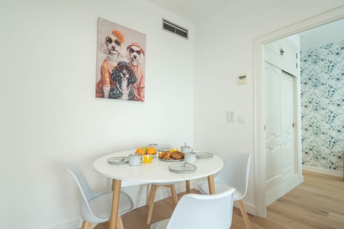 Comedor del apartamento La Orilla de Calatrava en Los Patios De Feria, Sevilla con mesa redonda blanca, sillas modernas y