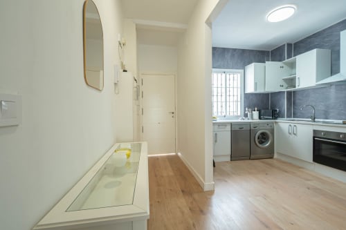 Cocina y comedor modernos en el apartamento La Orilla de Calatrava, Los Patios De Feria, Sevilla