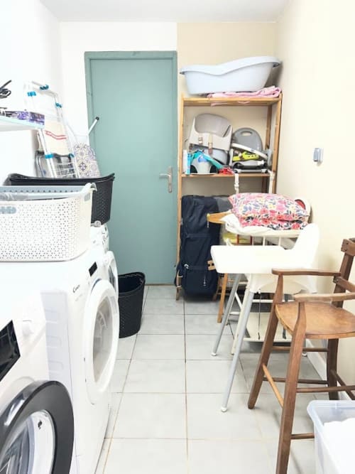 Baby equipment and laundry facilities in a family gîte in the Dordogne