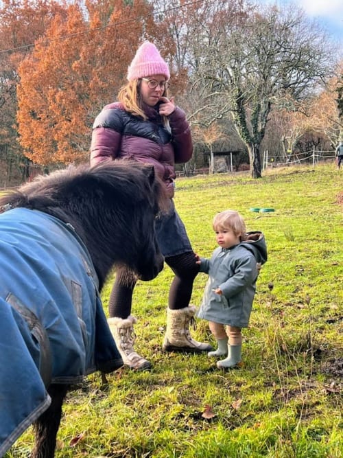 Jeune enfant découvrant un poney dans un domaine en Dordogne