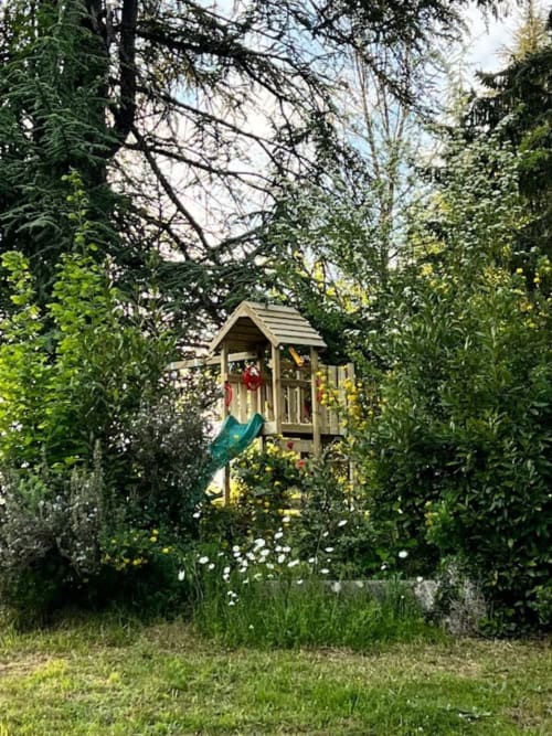 Cabane en bois pour enfants dans un jardin arboré en DordogneFossemagne