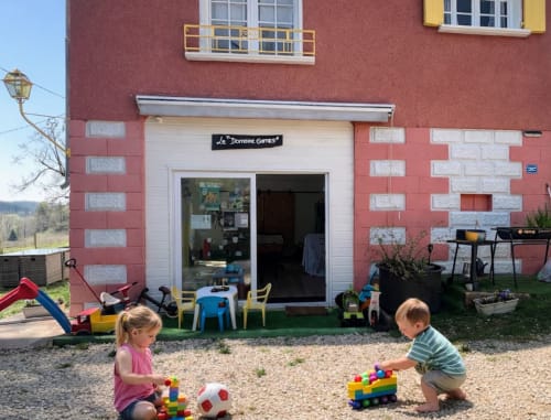 Enfants jouant devant une salle de jeux dans un gîte en Dordogne