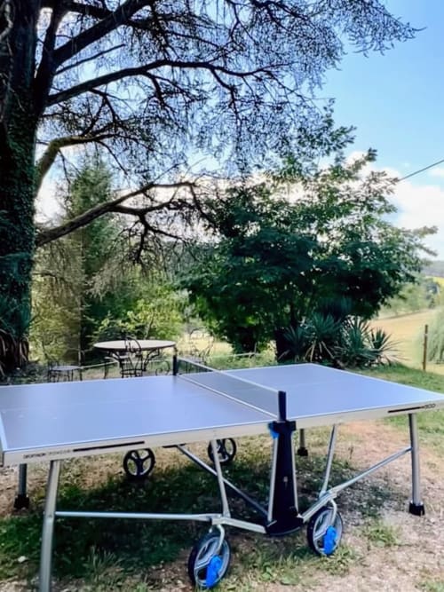 Table de ping-pong dans le jardin d’un gîte en Dordogne