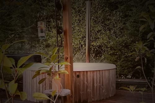 Outdoor Nordic bath in a gîte in the Dordogne for a relaxing evening surrounded by nature