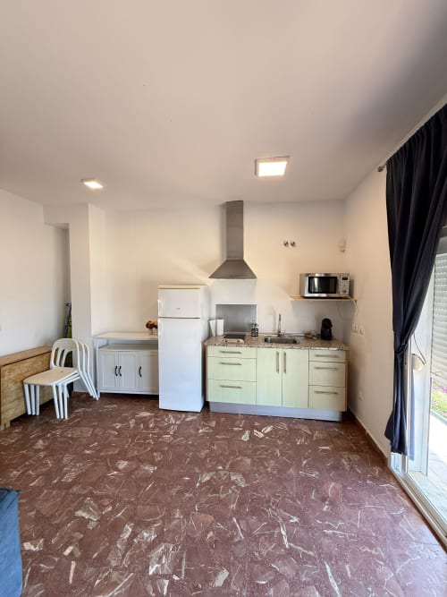 Cocina de estudio en planta baja con vistas al mar en Apartamentos A la Orilla del Mar, Matalascañas