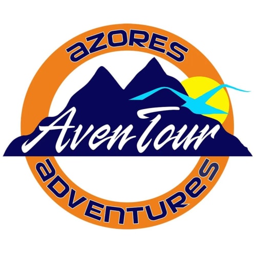 Logo Azores Adventure Town com montanhas, sol e pássaro em voo para hospitalidade em São Jorge