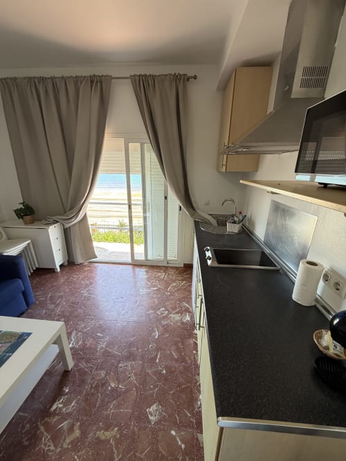 Cocina moderna con vistas al mar en apartamento frente a playa, Matalascañas