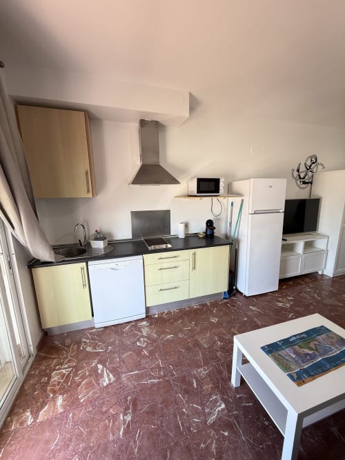 Cocina del estudio frente al mar en Apartamentos A la Orilla del Mar, Matalascañas con armarios amarillos y negro