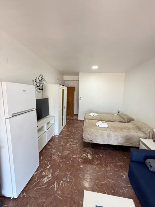Estudio con camas dobles, cocina americana y piso de mármol marrón en Apartamentos A la Orilla del Mar, Matalascañas