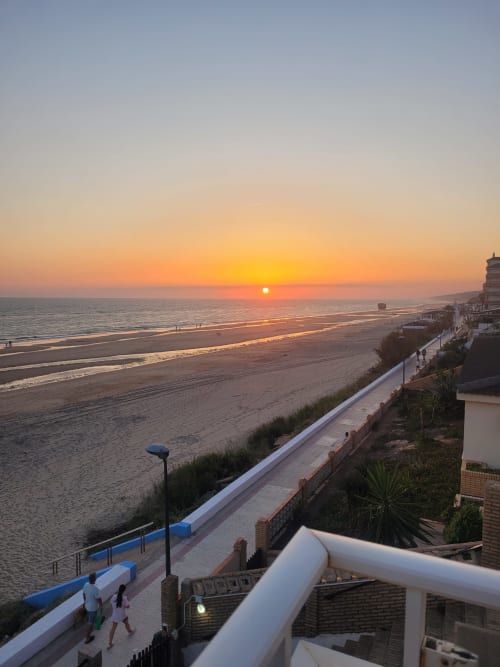 Vista del atardecer sobre la playa desde Apartamentos A la Orilla del Mar en Matalascañas, España
