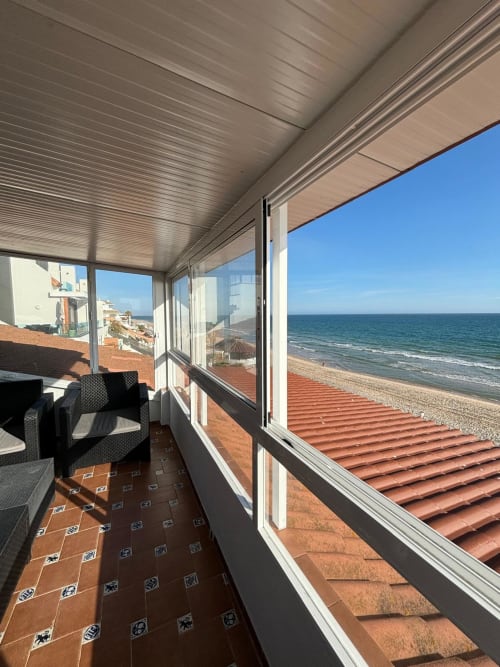 Terraza cerrada con vistas al mar desde apartamento dúplex en Apartamentos A la Orilla del Mar, Matalascañas