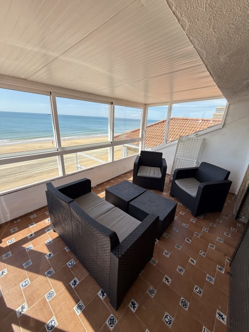Terraza salón frente al mar en Apartamentos A la Orilla del Mar en Matalascañas con vistas al mar, muebles de mimbre negro y