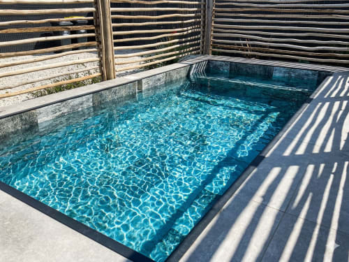 Piscine cristalline de La villa Métisse à Canet-en-Roussillon avec clôture bois et chaises longues