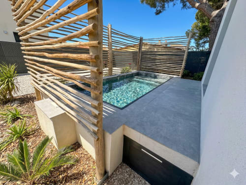 Villa moderne avec terrasse, pergola en bois, piscine chauffée, dallage en béton et arbres matures à Conciergerie IB