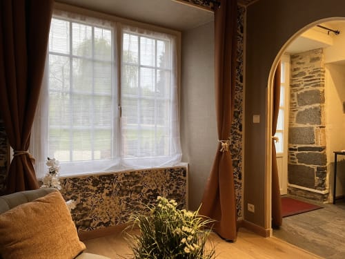Chambre d'hôte lumineuse au Manoir Des Haies avec vue sur le jardin, grandes fenêtres, papier peint à motifs et entrée par baie cintrée